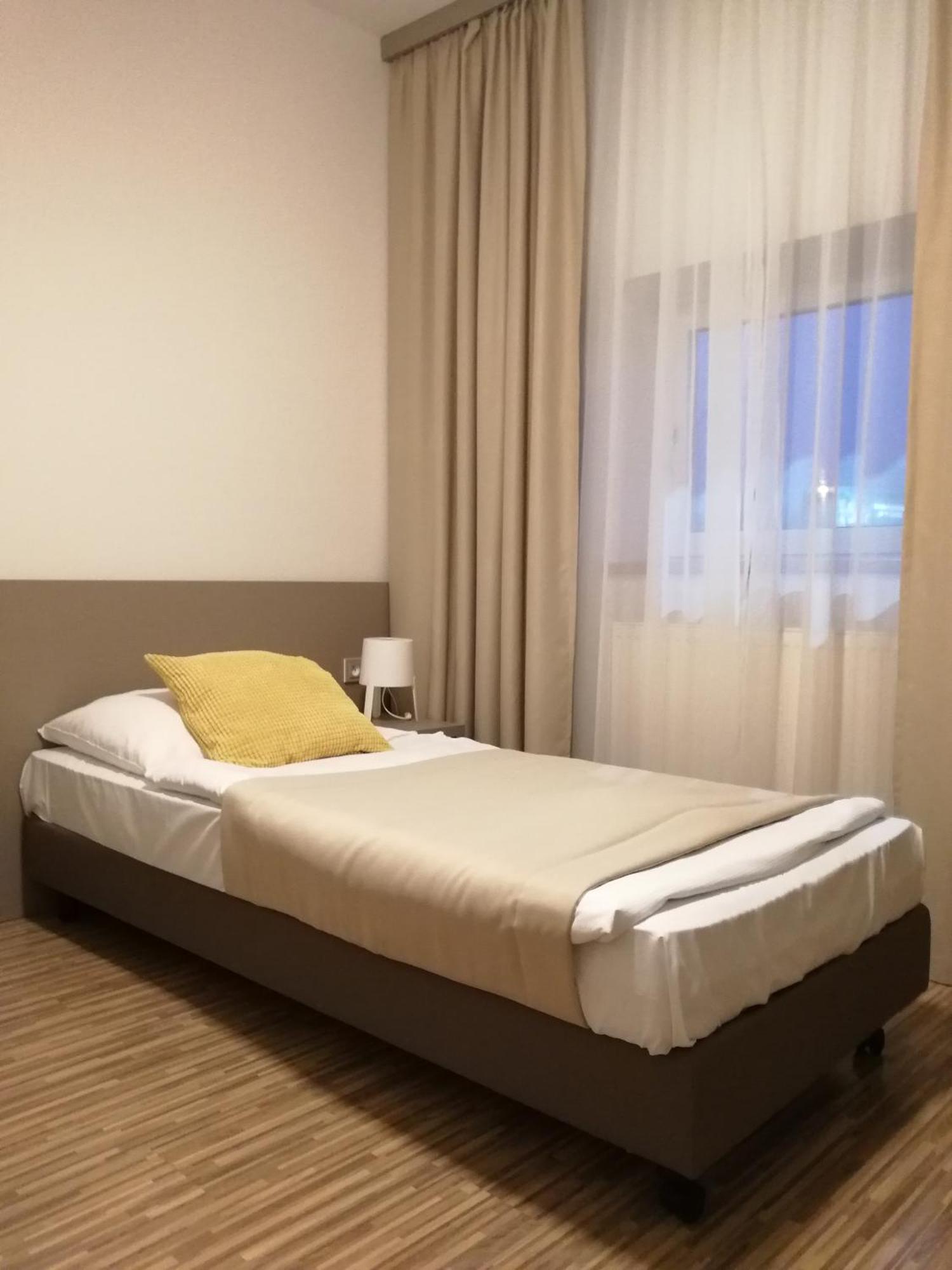 Single Room,696722940:JPEG